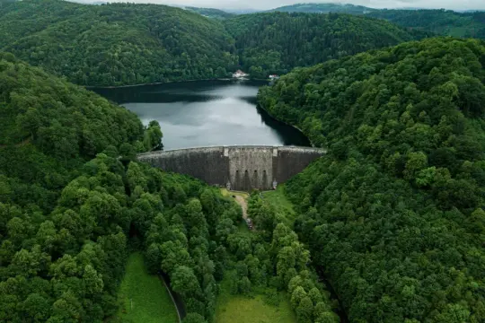 Majestatyczna zapora wodna w otoczeniu bujnej zieleni. Malowniczy krajobraz Dolnego Śląska, gdzie natura splata się z inżynierią.