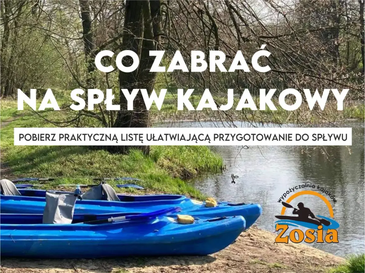 Co zabrać na spływ kajakowy? Dwie niebieskie kajaki czekają nad wodą. Pobierz listę ułatwiającą przygotowanie.