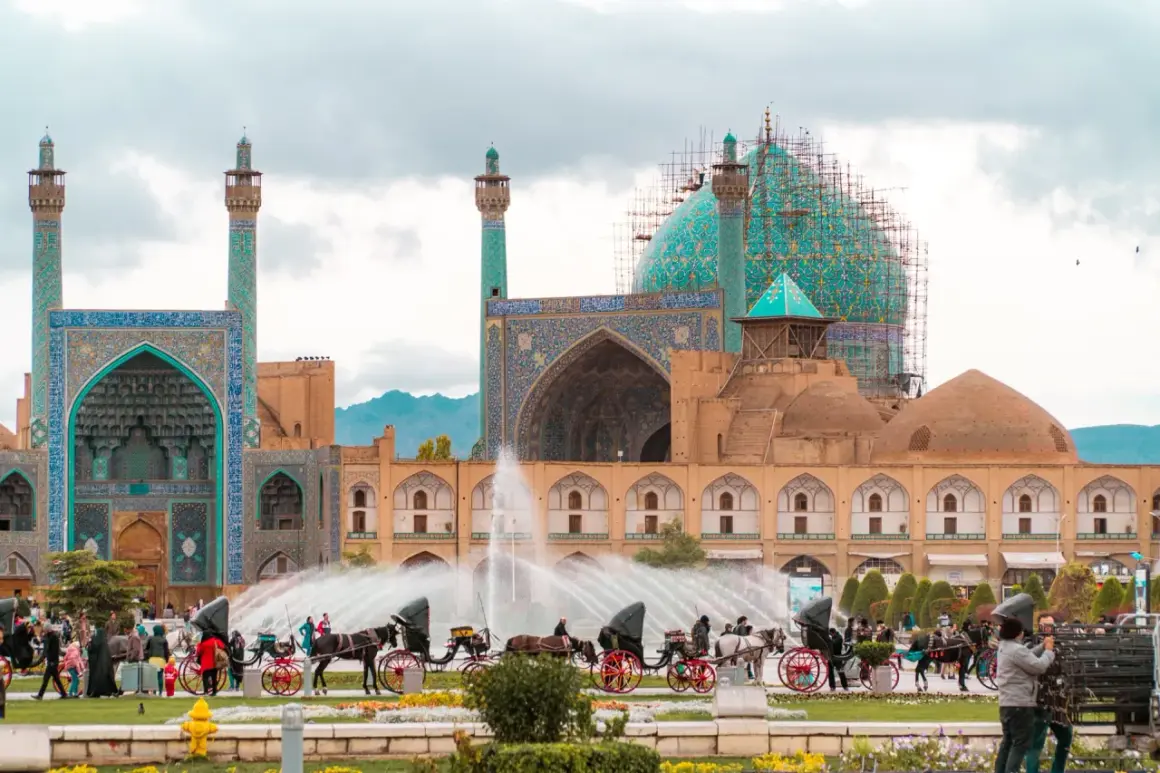 Iran co zobaczyć: Plac Imama w Isfahanie z meczetami, fontannami i dorożkami. Wspaniałe widoki!