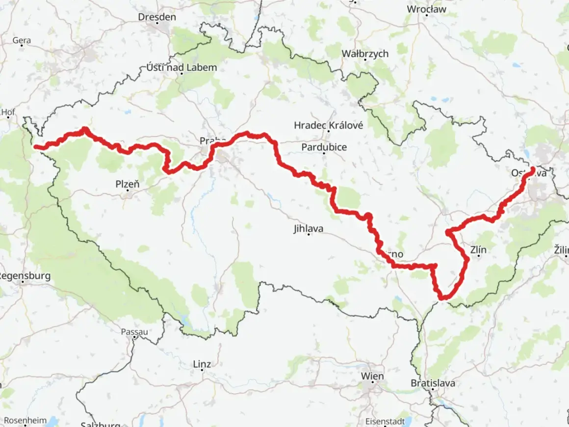 Mapa z zaznaczoną trasą rowerową przez Czechy, od zachodniej granicy, przez Pragę, Brno, aż po Ostrawę. Piękne trasy rowerowe Czech czekają!