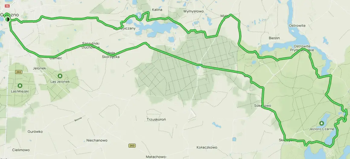 Niebieski szlak rowerowy okrąża Jezioro Czarne, prowadząc przez lasy i wsie, m.in. Gazno i Wymysłowo.