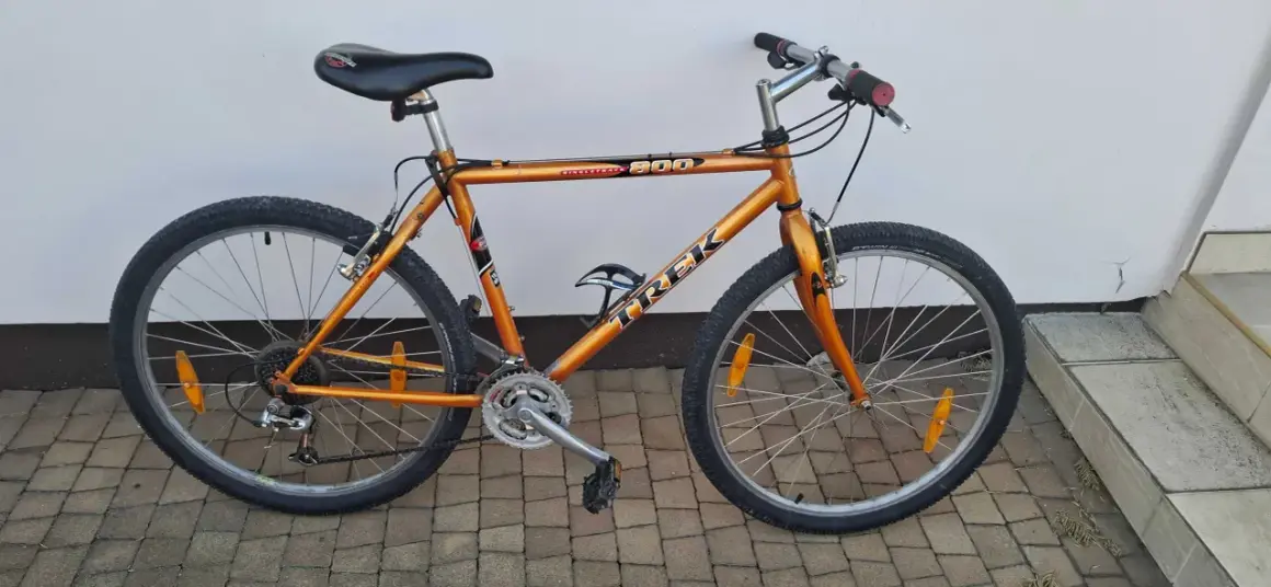 Pomarańczowy rower Trek Singletrack 800, gotowy na podbój **enduro trails Bielsko**. Idealny na górskie wyprawy.