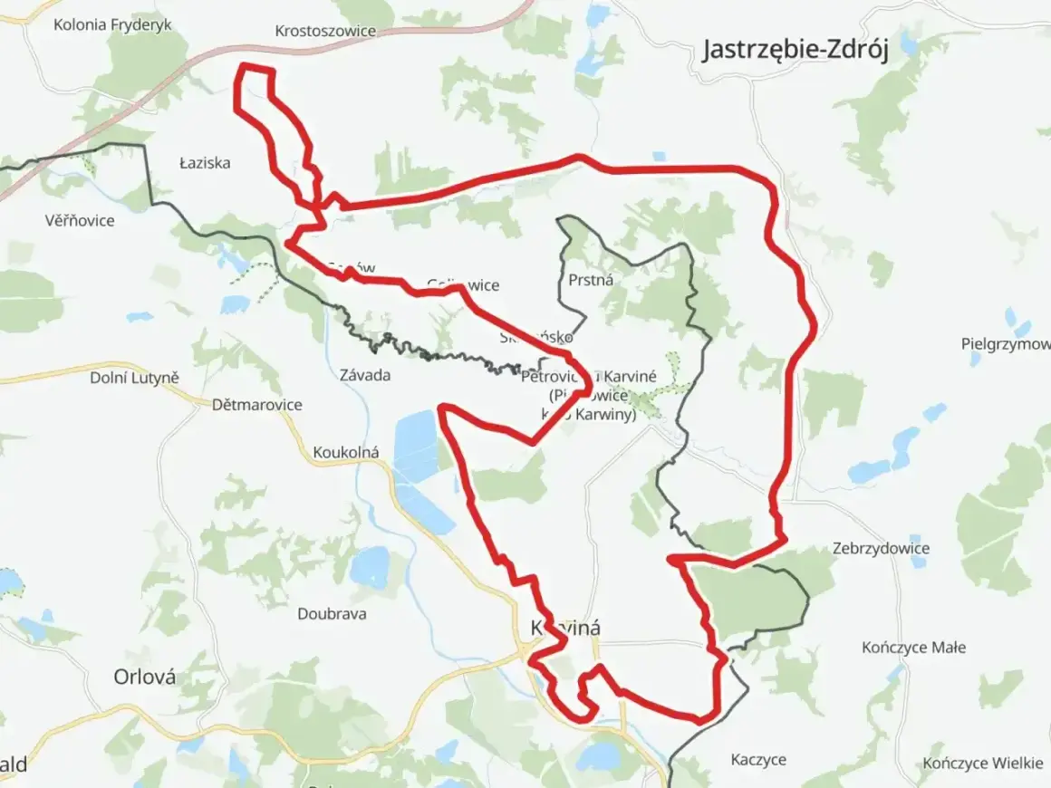 Mapa z zaznaczoną na czerwono żelazną trasą rowerową, biegnącą przez tereny zurbanizowane i zielone, w okolicach Karwiny i Jastrzębia-Zdroju.