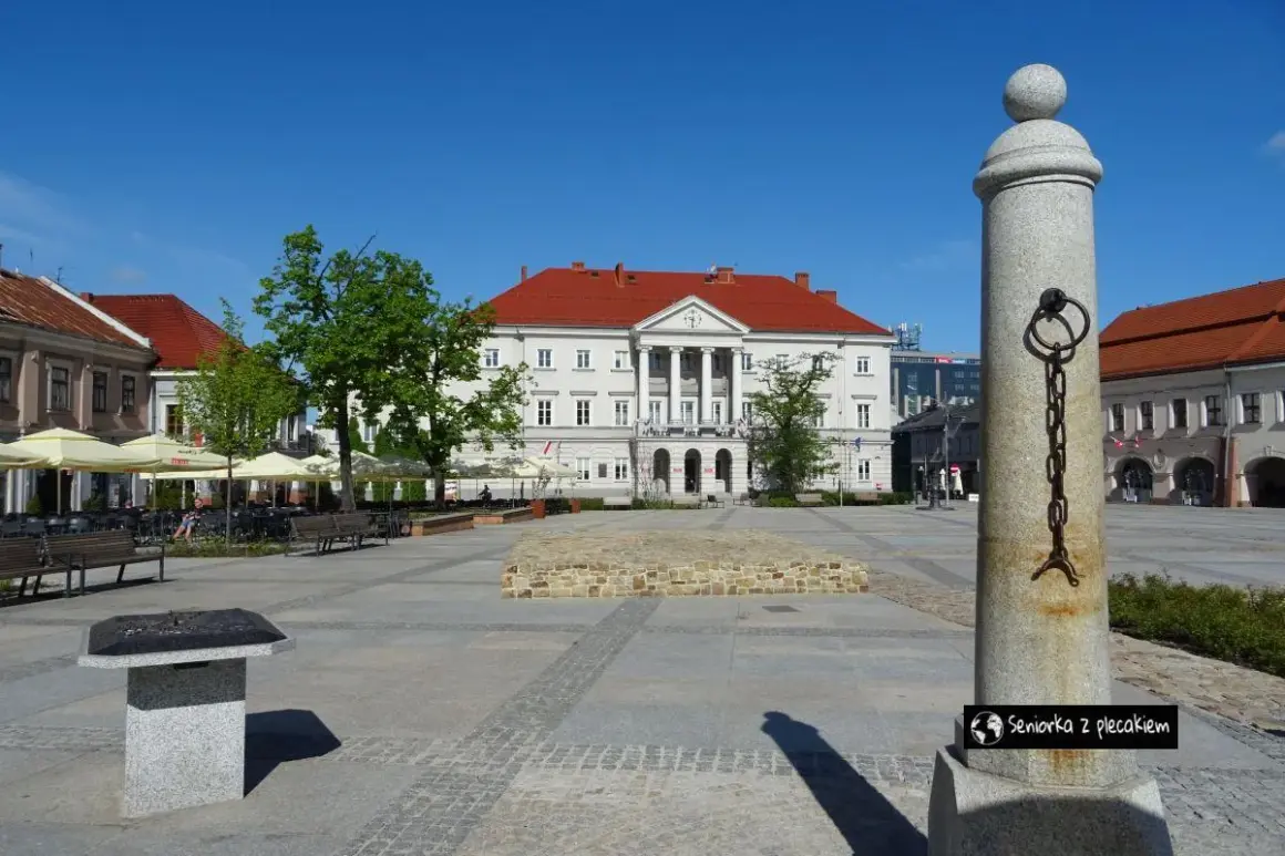 Rynek w Kielcach z ratuszem i kawiarnianymi ogródkami. Warto zobaczyć te kielce atrakcje.