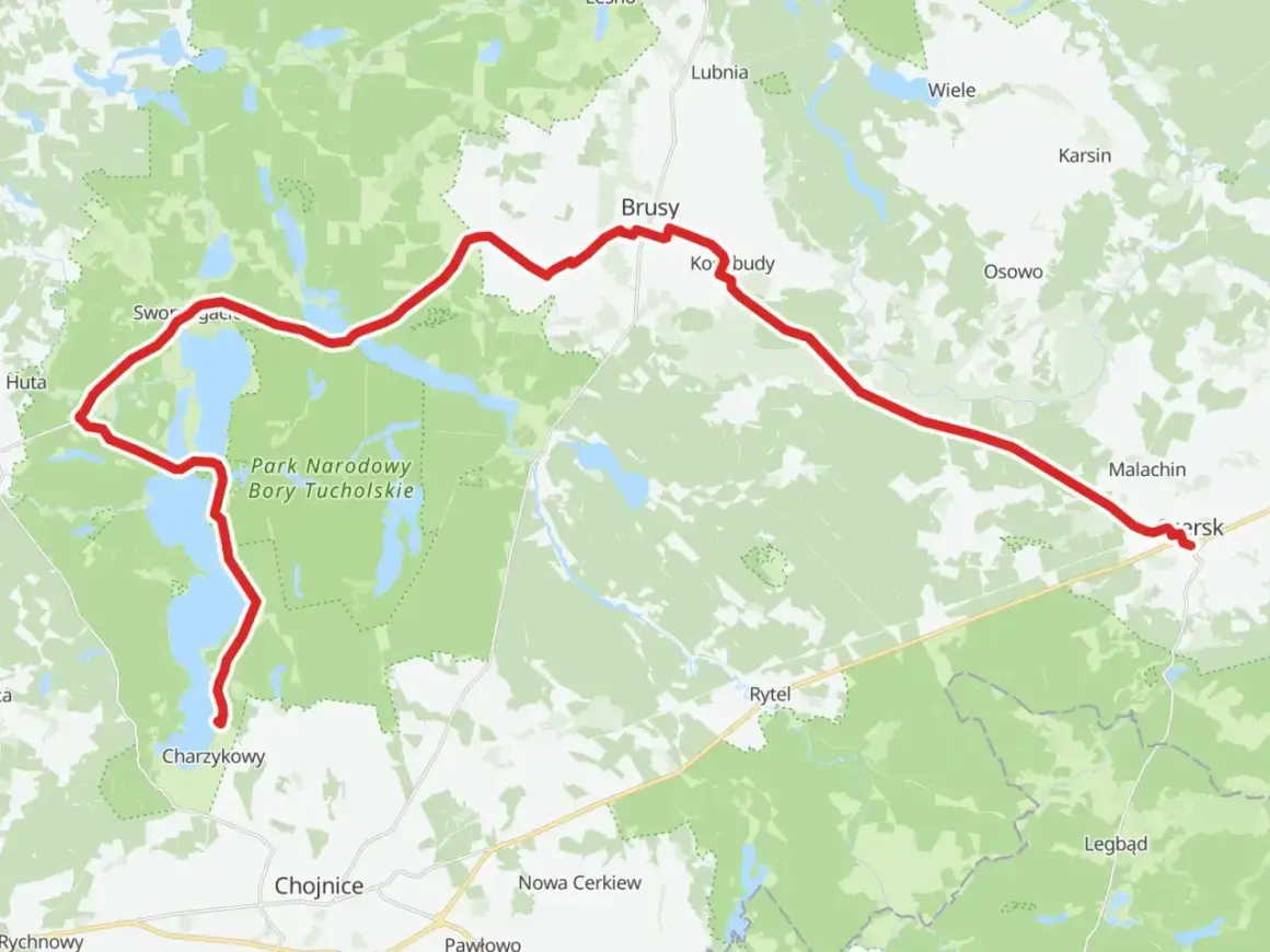 Mapa z zaznaczoną trasą rowerową wokół jezior i lasów Borów Tucholskich, prowadzącą przez Charzykowy.