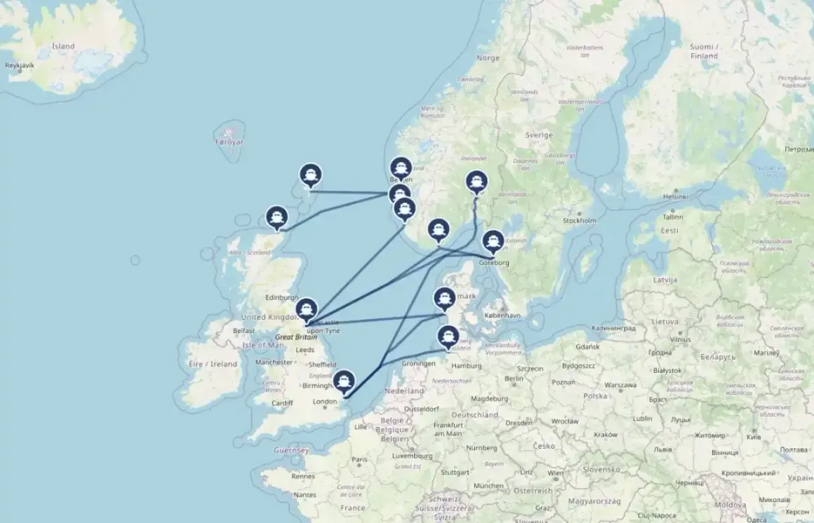 Mapa pokazuje trasy morskie z Wielkiej Brytanii i Europy do Norwegii. Jak dojechać do Norwegii? Promy kursują z Danii, Holandii i Szkocji.