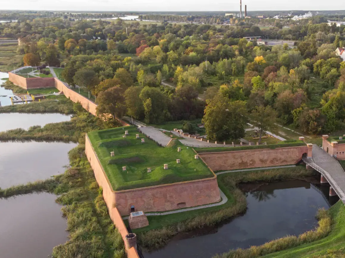 Fortyfikacje nad wodą, zielone trawniki i ceglane mury – to jedne z wielu lubuskich atrakcji.