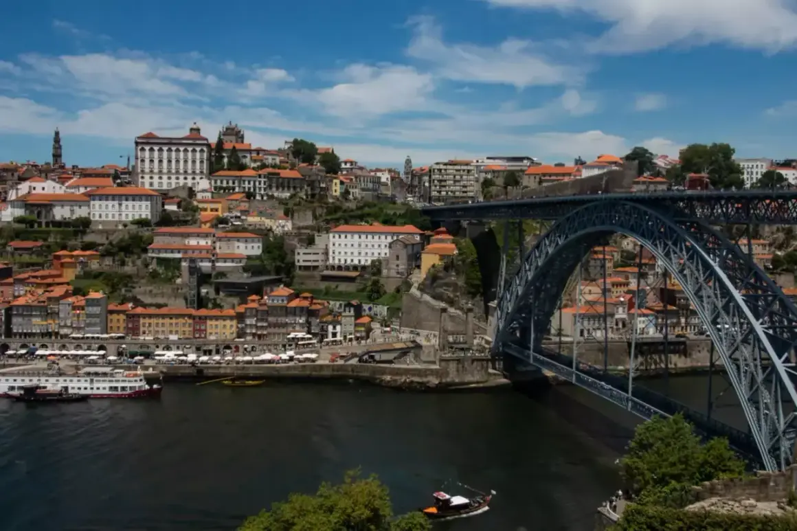 Widok na Porto z rzeką Duero i mostem Ludwika I.