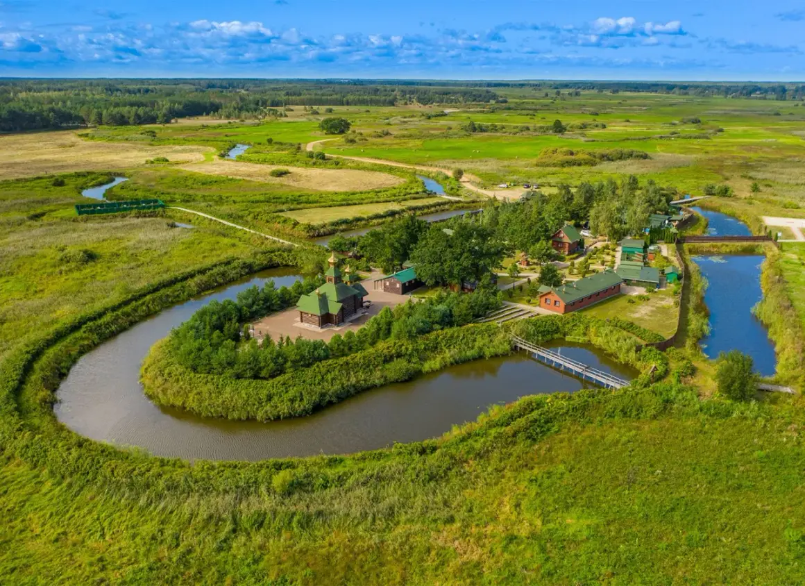Malownicze Podlasie zachęca do odkrywania. Z bonem turystycznym zobaczysz cerkiew nad zakolem rzeki i urokliwe domki.