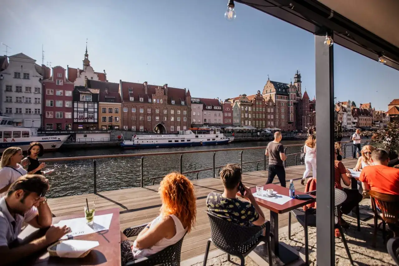 Gdańsk: relaks na bulwarze z widokiem na Motławę i zabytkowe kamienice. Idealne miejsce na letnie atrakcje dla dorosłych.