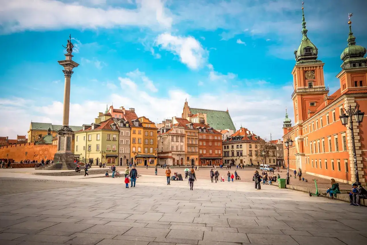 Kolumna Zygmunta i kolorowe kamieniczki na Rynku Starego Miasta. Idealne miejsce, by zacząć zwiedzanie w Warszawie.
