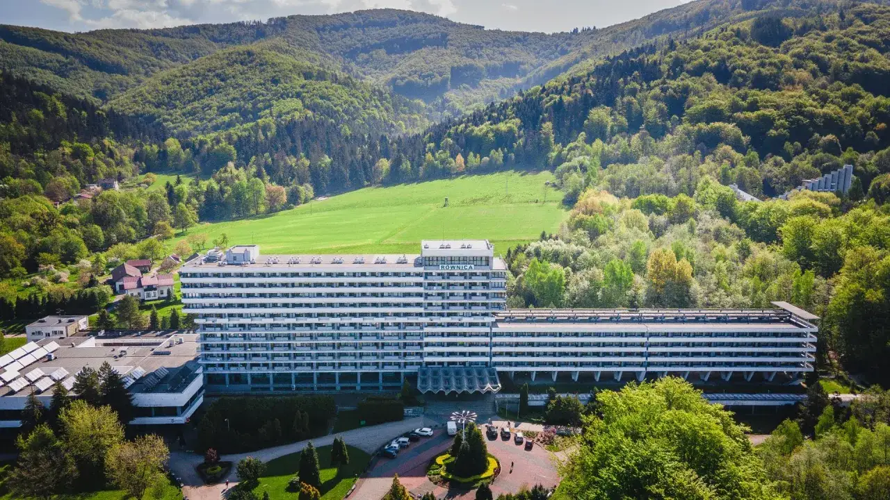 Ustroń atrakcje: Hotel Równica w otoczeniu zielonych Beskidów, z widokiem na malownicze doliny i lasy. Idealne miejsce na wypoczynek.