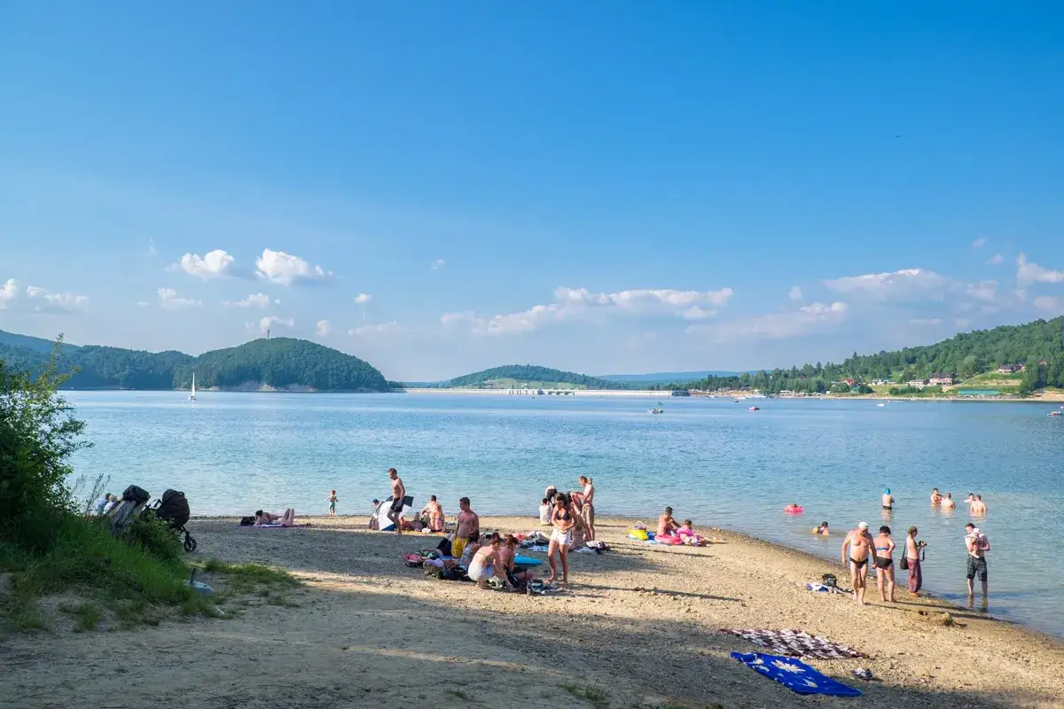 Polańczyk: warto jechać! Słoneczna plaża, kąpiel w jeziorze, relaks na piasku. Idealne miejsce na wakacje.