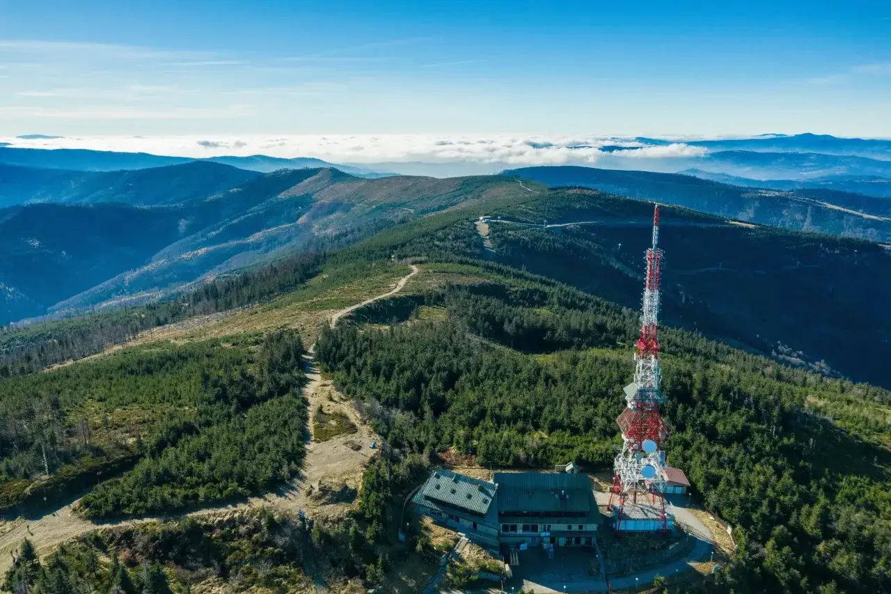 Wieża telekomunikacyjna i schronisko na szczycie góry. Wspaniałe widoki na Beskidy, idealne szczyrk atrakcje dla miłośników gór.