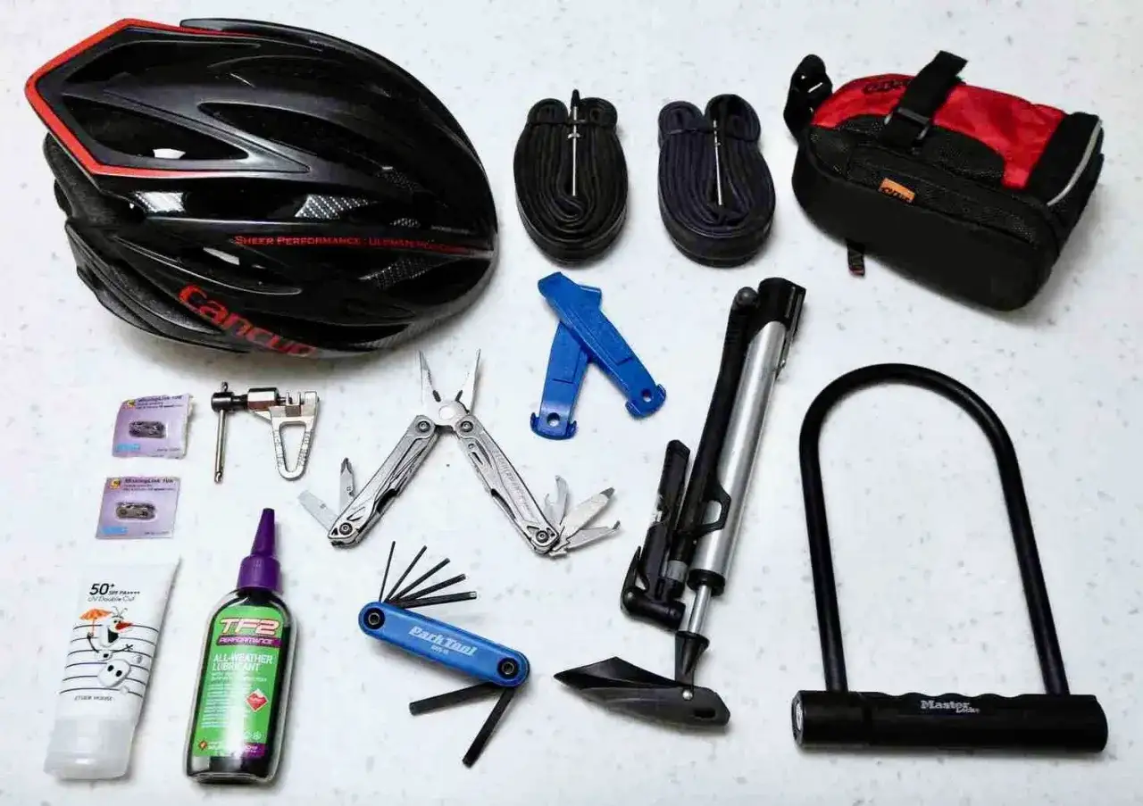 Kask, dętki, pompka, narzędzia i smar – wszystko gotowe na rowerową wyprawę 50 km na rowerze.