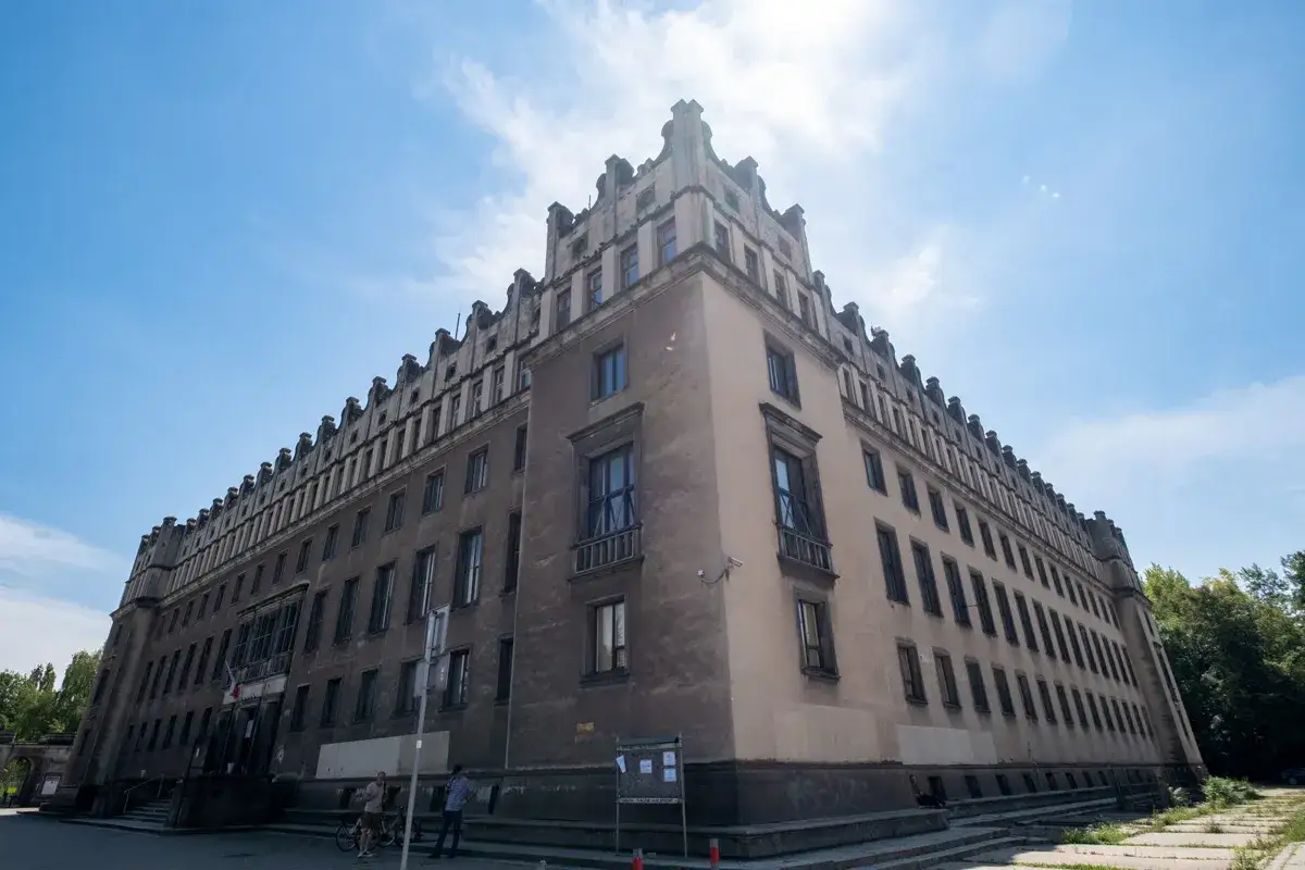 Imponujący budynek z charakterystyczną attyką, jeden z wielu ciekawych miejsc Krakowa.
