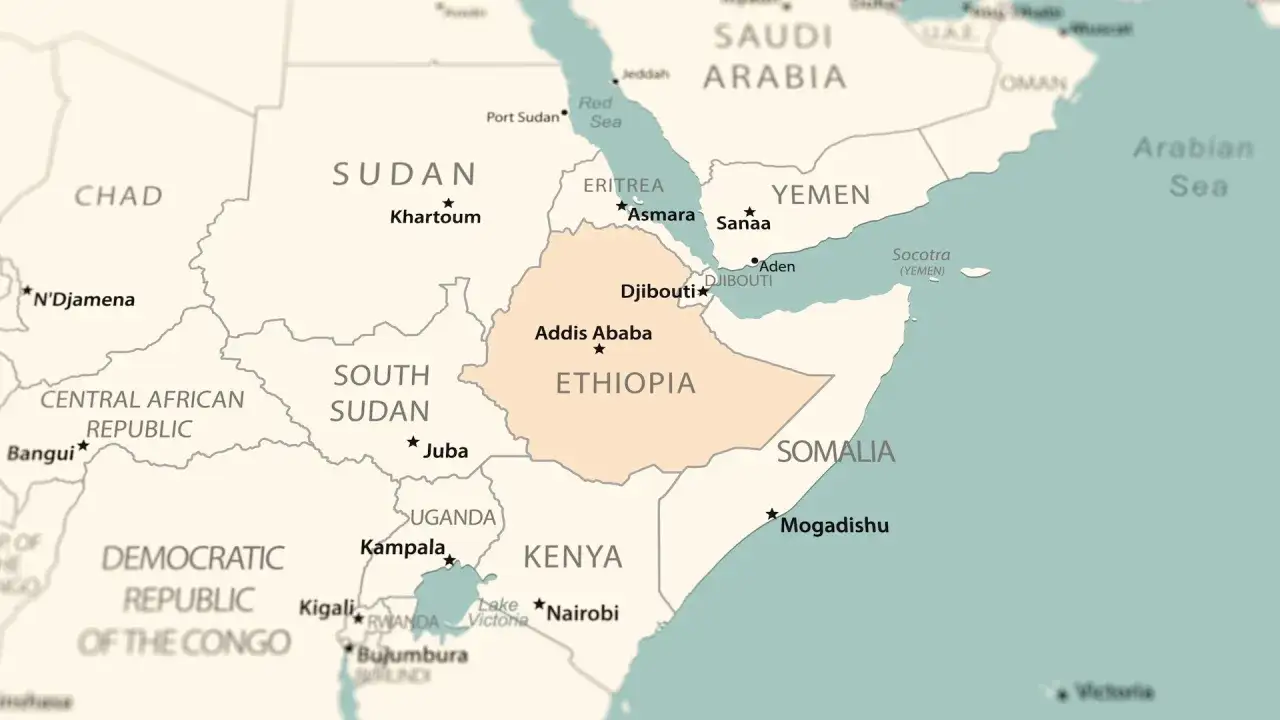 Mapa Afryki. Etiopia, zaznaczona na pomarańczowo, nie ma bezpośredniego dostępu do morza, ale sąsiaduje z Dżibuti i Erytreą, które leżą nad Morzem Czerwonym.
