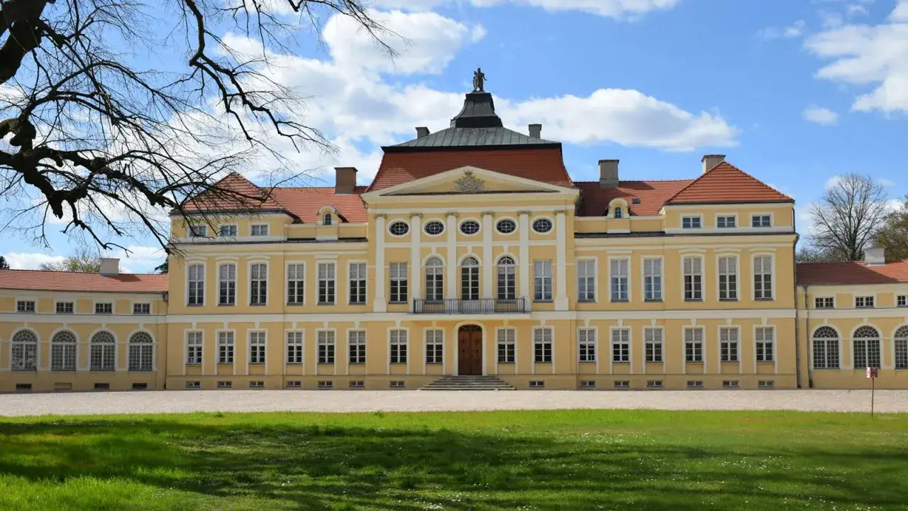 Pałac w Rogalinie, wspaniałe miejsce, które warto zobaczyć, gdy planujesz, co zwiedzić w Wielkopolsce.