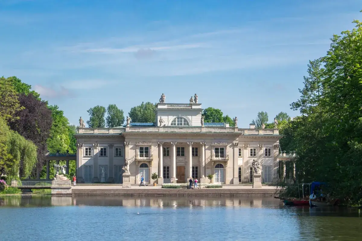 Pałac na Wodzie w Łazienkach Królewskich – idealne miejsce, by zobaczyć, co zwiedzić w Warszawie. Piękna architektura i otoczenie.