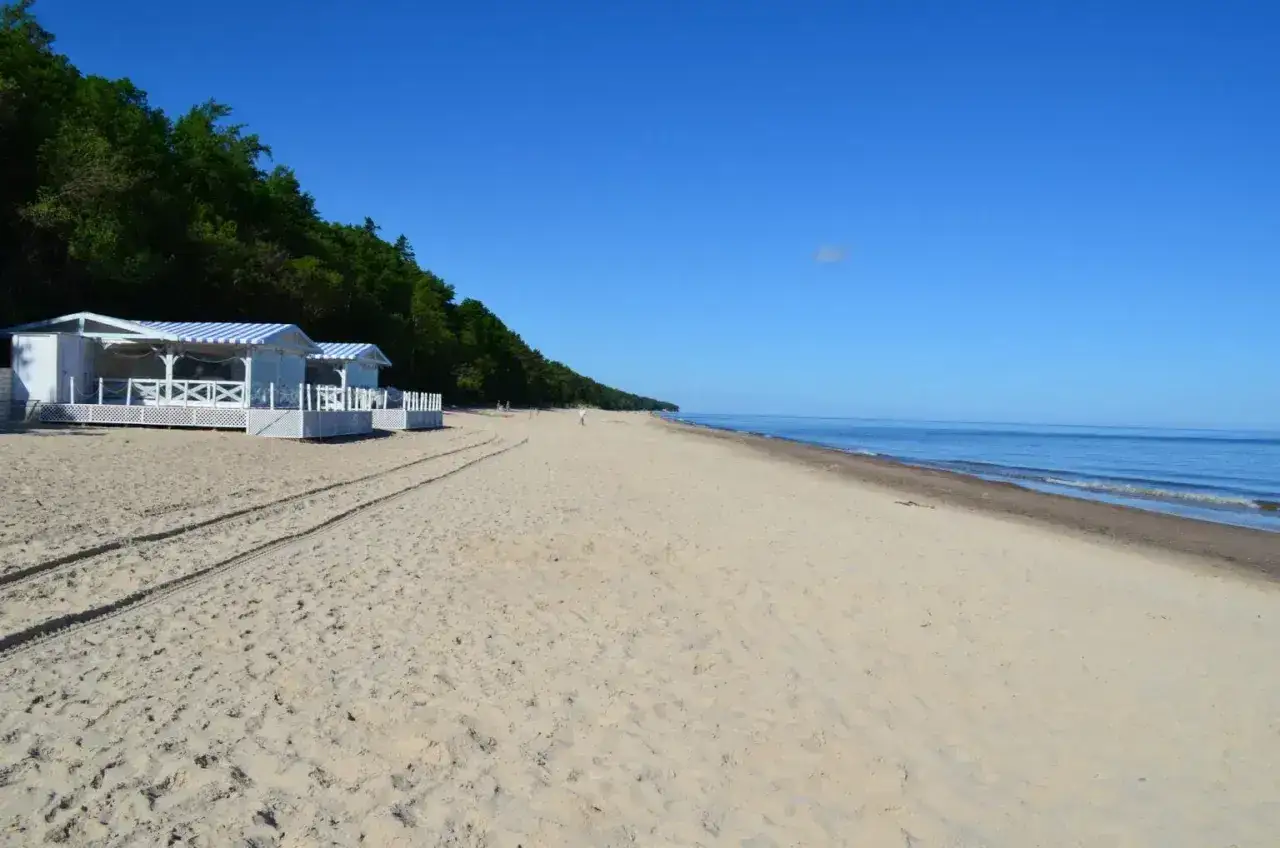 Pobierowo co zobaczyć: piaszczysta plaża, białe domki plażowe, las i spokojne morze. Idealne miejsce na relaks.