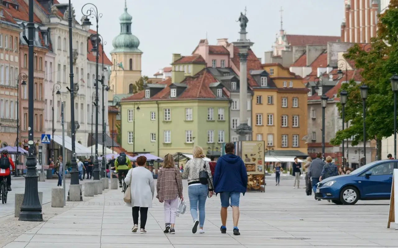 Spacer po Starym Mieście w Warszawie. Rodzina cieszy się majówką w stolicy, podziwiając kolorowe kamienice i kolumnę Zygmunta.