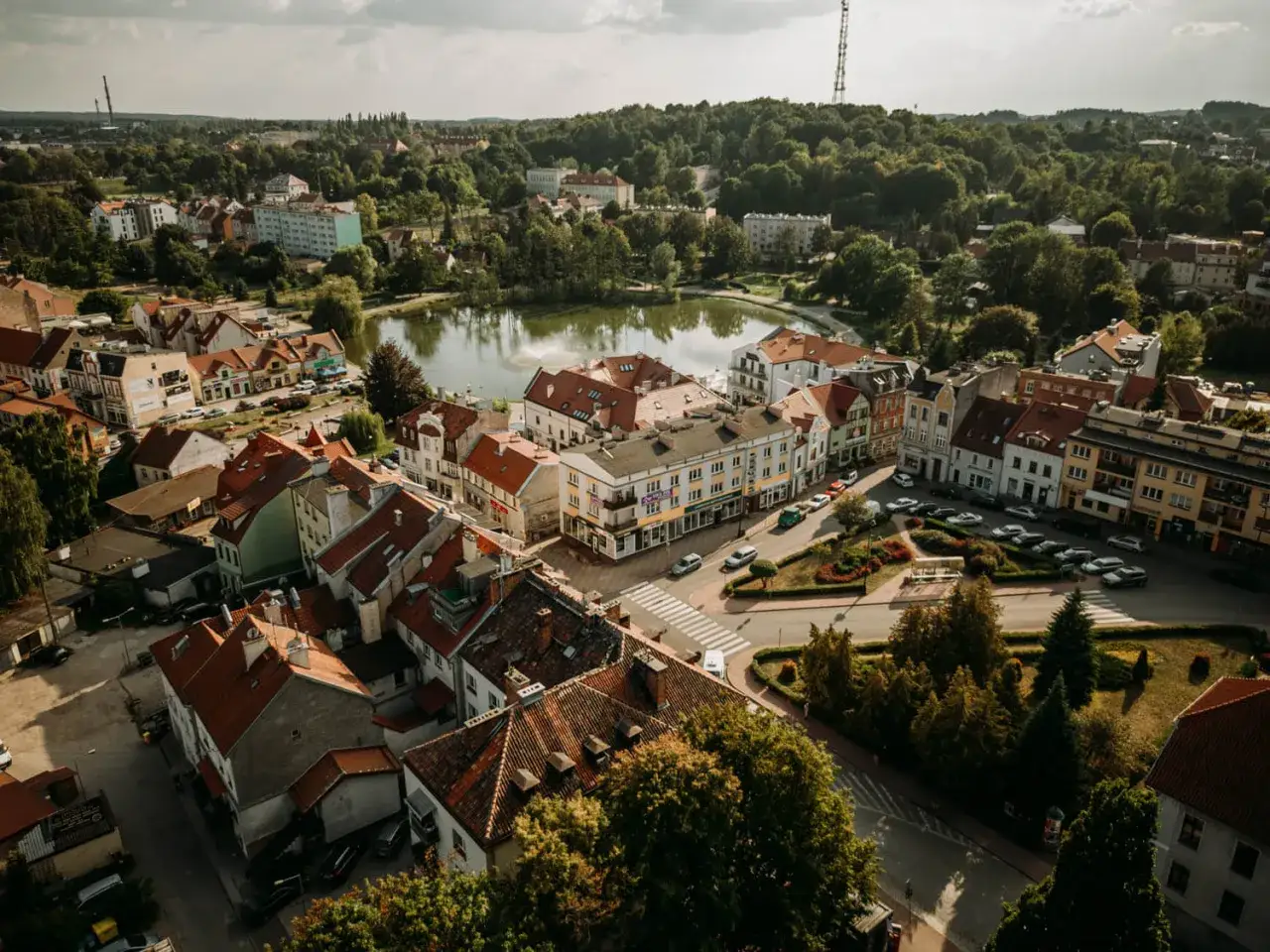Urokliwy widok na Mrągowo, gdzie kolorowe kamienice otaczają spokojne jezioro. Odkryj mrągowo atrakcje z tej perspektywy!