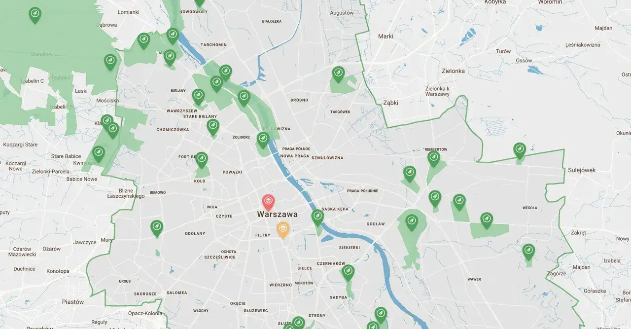 Mapa z zaznaczonymi zielonymi ikonami parków i terenów zielonych, pokazująca ciekawe miejsca 150 km od Warszawy.