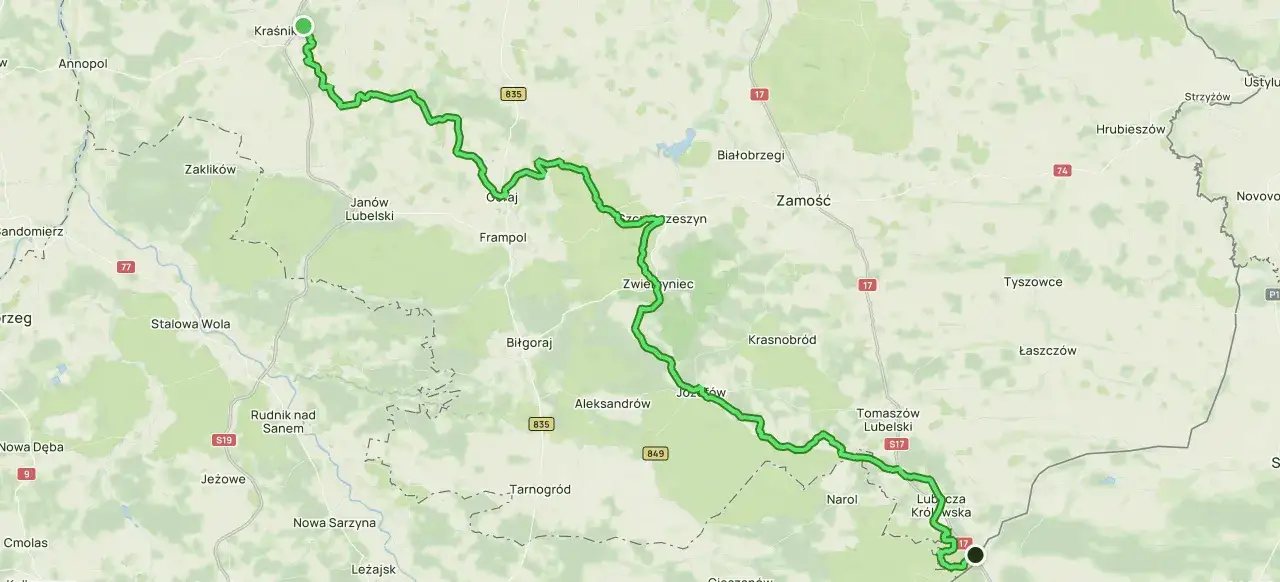 Mapa z zaznaczonym zielonym szlakiem rowerowym, biegnącym przez malownicze tereny Roztocza, od Kraśnika po okolice Tomaszowa Lubelskiego.
