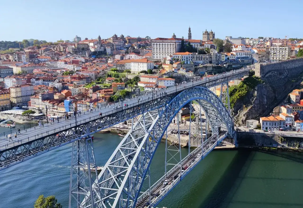 Most Ludwika I w Porto, idealne na weekendowy wypad. Widok na rzekę Douro i kolorowe kamienice.