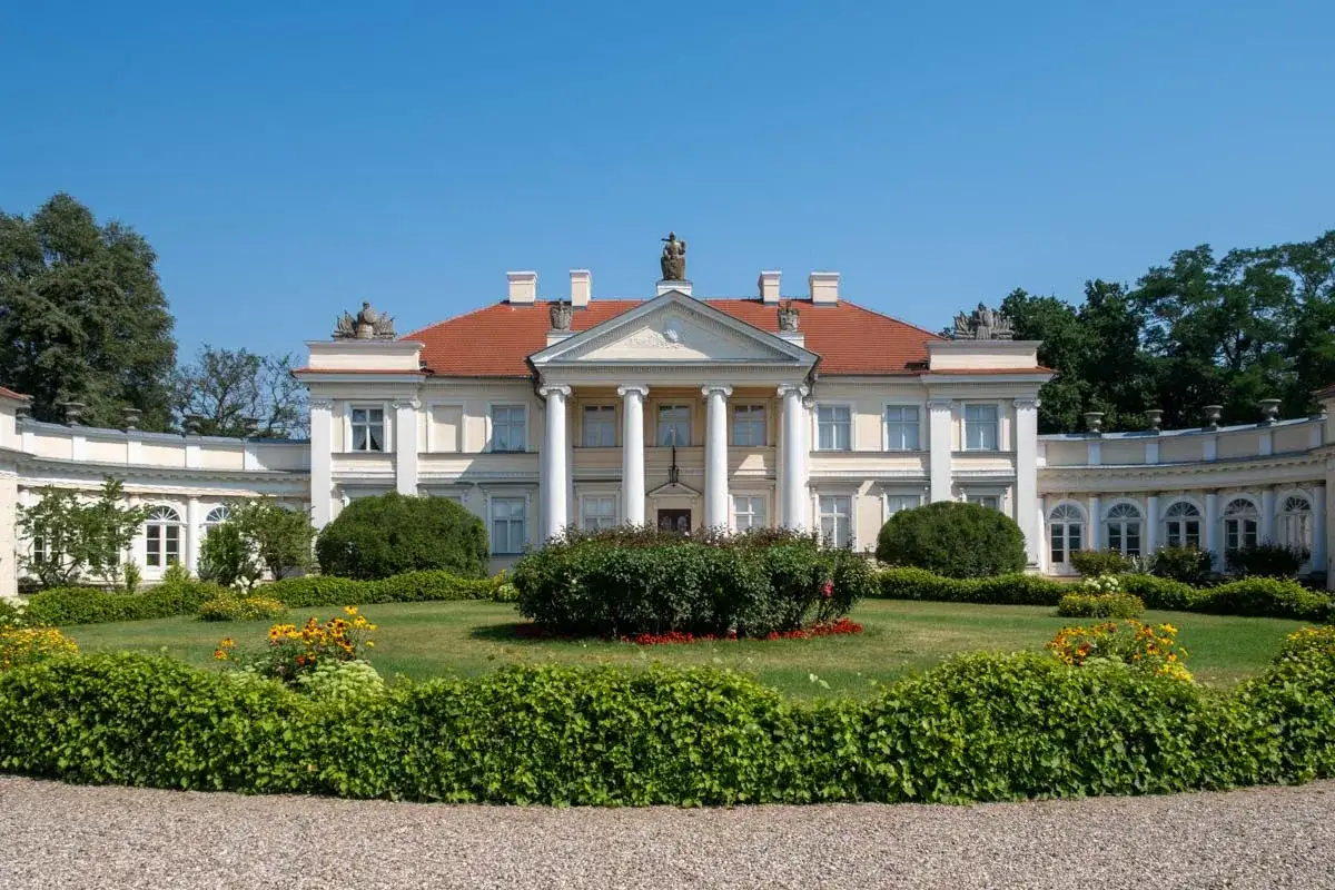 Pałac w Rogalinie, wspaniałe miejsce, by odkryć, co zwiedzić w Wielkopolsce. Otoczony ogrodem, zaprasza do podziwiania architektury.