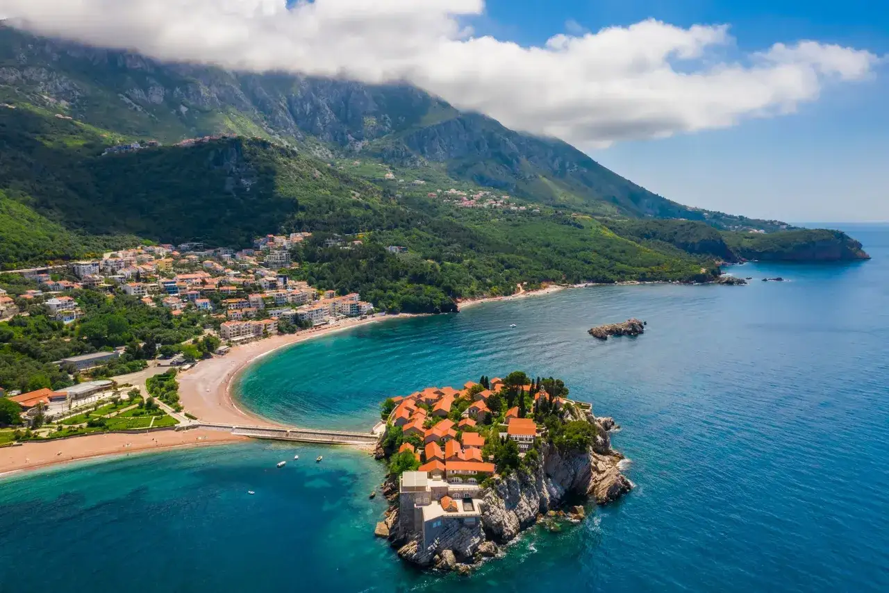 Wyspa Sveti Stefan, perła Czarnogóry, kusi turystów niczym chorwackie rajskie plaże.