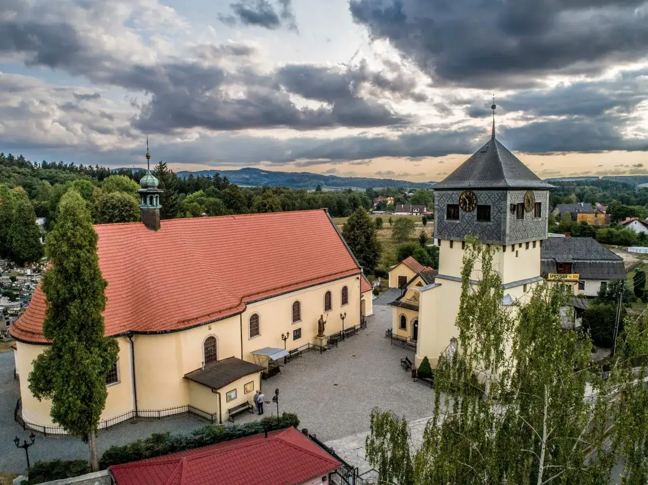Kościół i wieża z zegarem w Kudowie Zdroju. Wspaniałe widoki i atrakcje czekają na odkrycie w tej malowniczej okolicy.