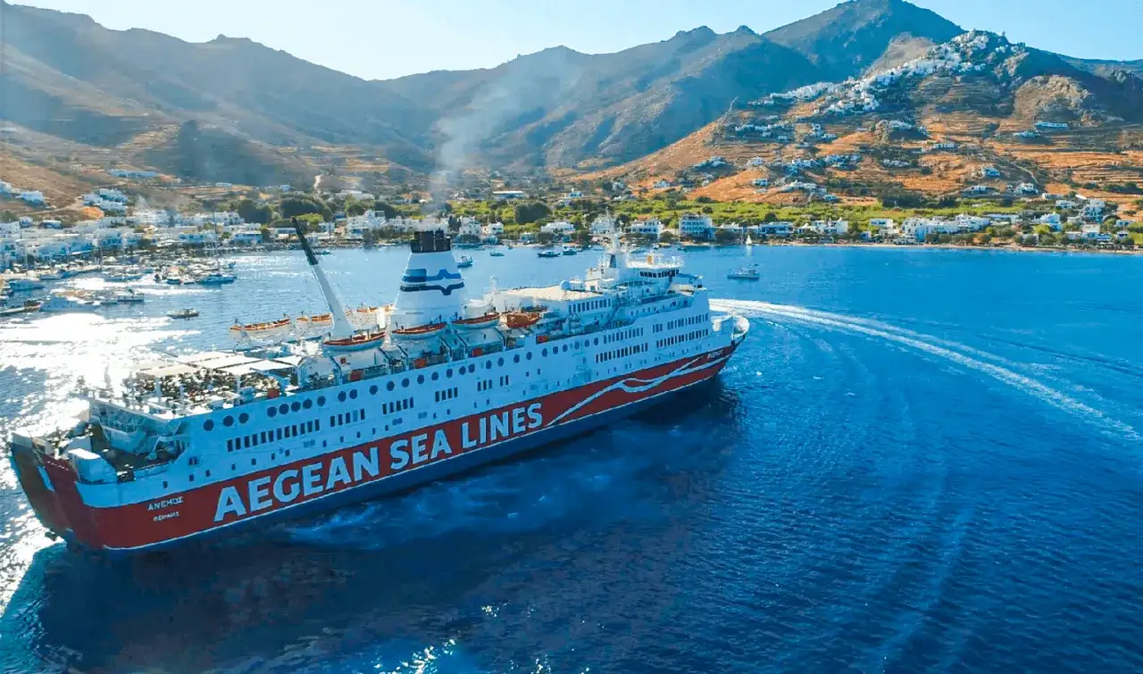Statek Aegean Sea Lines płynie ku Santorini. Idealne wycieczki z kos na Santorini zaczynają się na pokładzie!