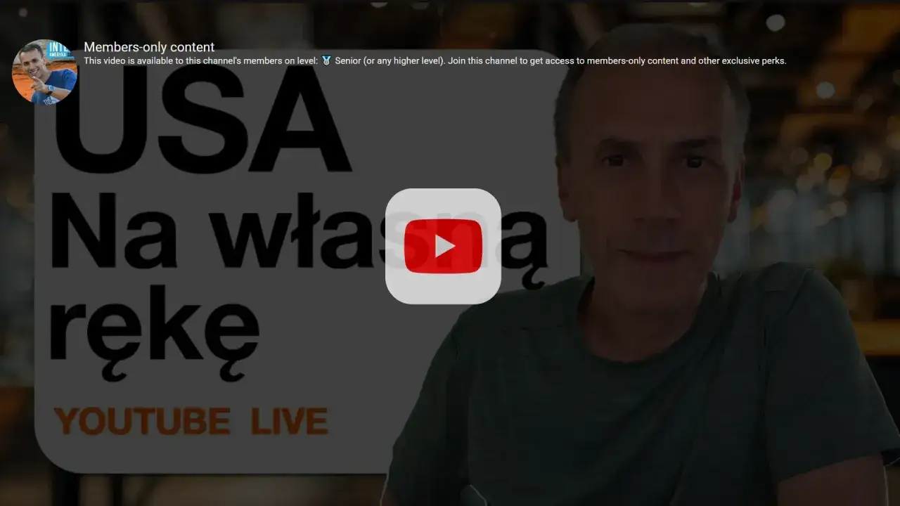 Mężczyzna opowiada o swojej wycieczce do USA na własną rękę. W tle napis