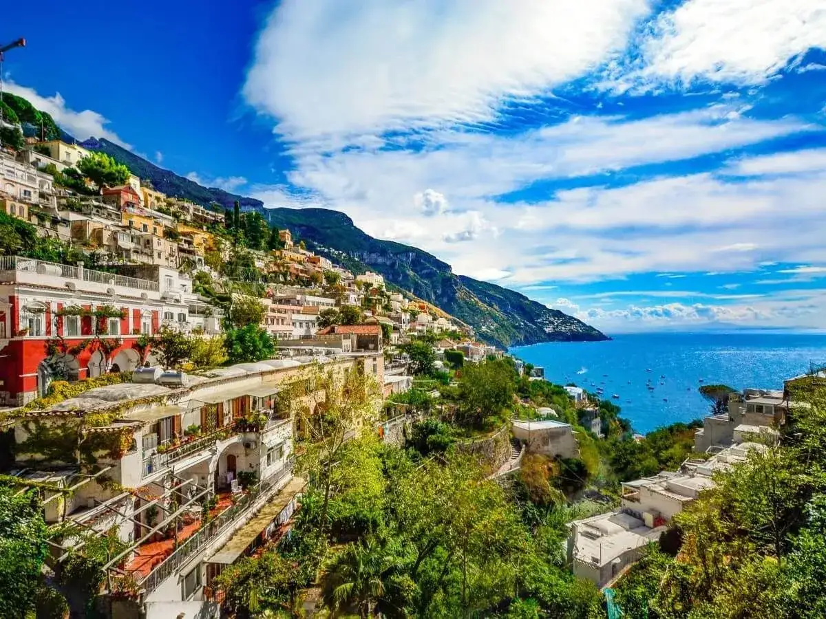 Widok na kolorowe domy Positano, idealne miejsce na odkrywanie europejskie trasy rowerowe wzdłuż wybrzeża.