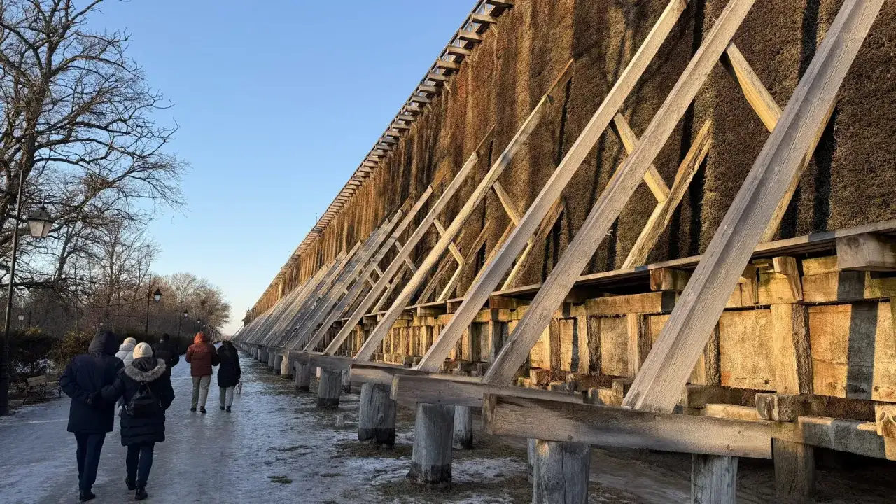 Spacer po tężniach w Ciechocinku to świetne ciechocinek atrakcje na weekend. Zimowy spacer w słońcu.