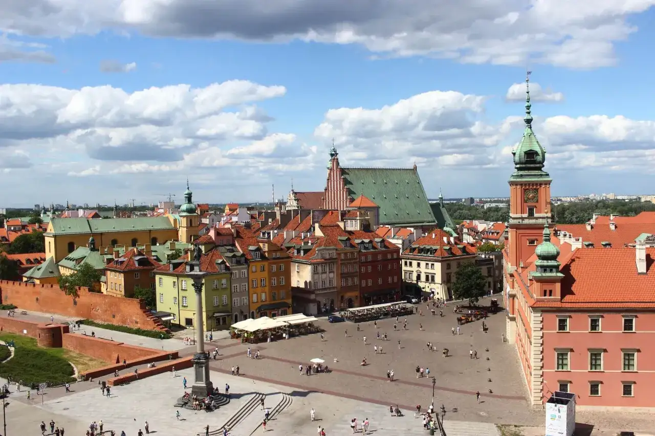 Warszawski Rynek Starego Miasta, jeden z najpiękniejszych miast w Polsce, tętni życiem pod błękitnym niebem.