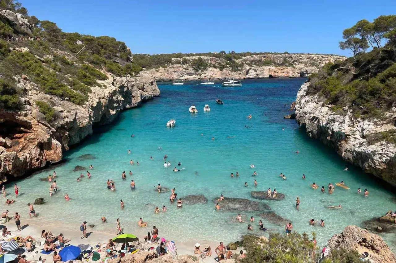 Majorka: warto! Turkusowa woda, skaliste zatoczki i plażowicze. Idealne miejsce na wakacje.