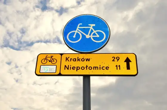 Kiedy rowerzysta ma pierwszeństwo? Zasady, przejazdy i znaki